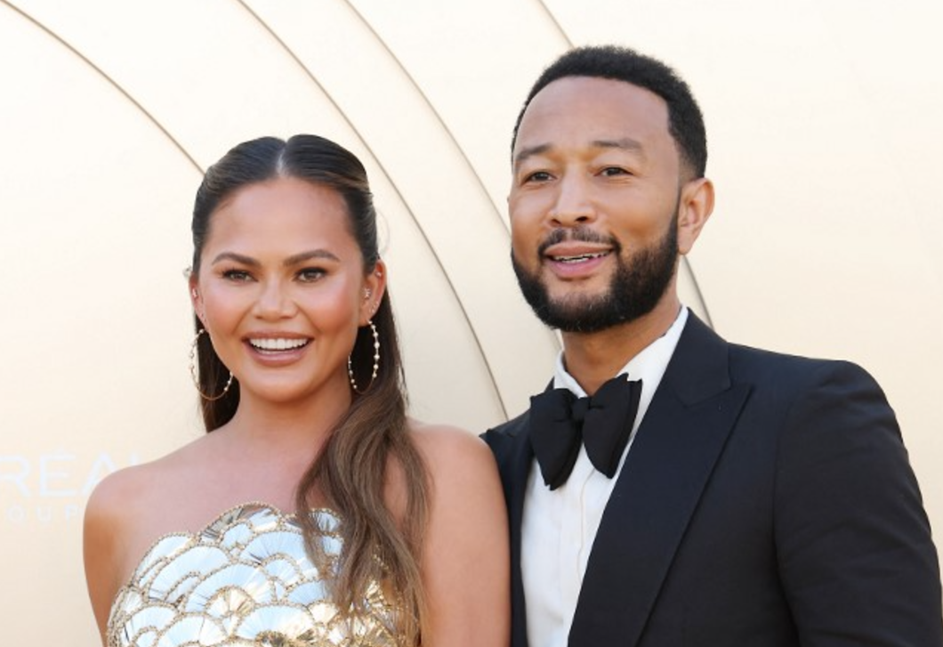 Chrissy Teigen és John Legend gyönyörű nappalijának különös lámpája új trendet teremt