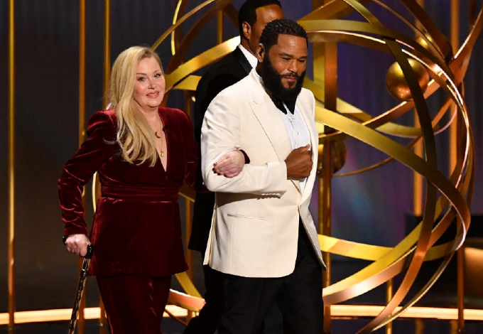 Videó: A súlyos beteg Christina Applegate az Emmy-gála színpadán lepett meg mindenkit 