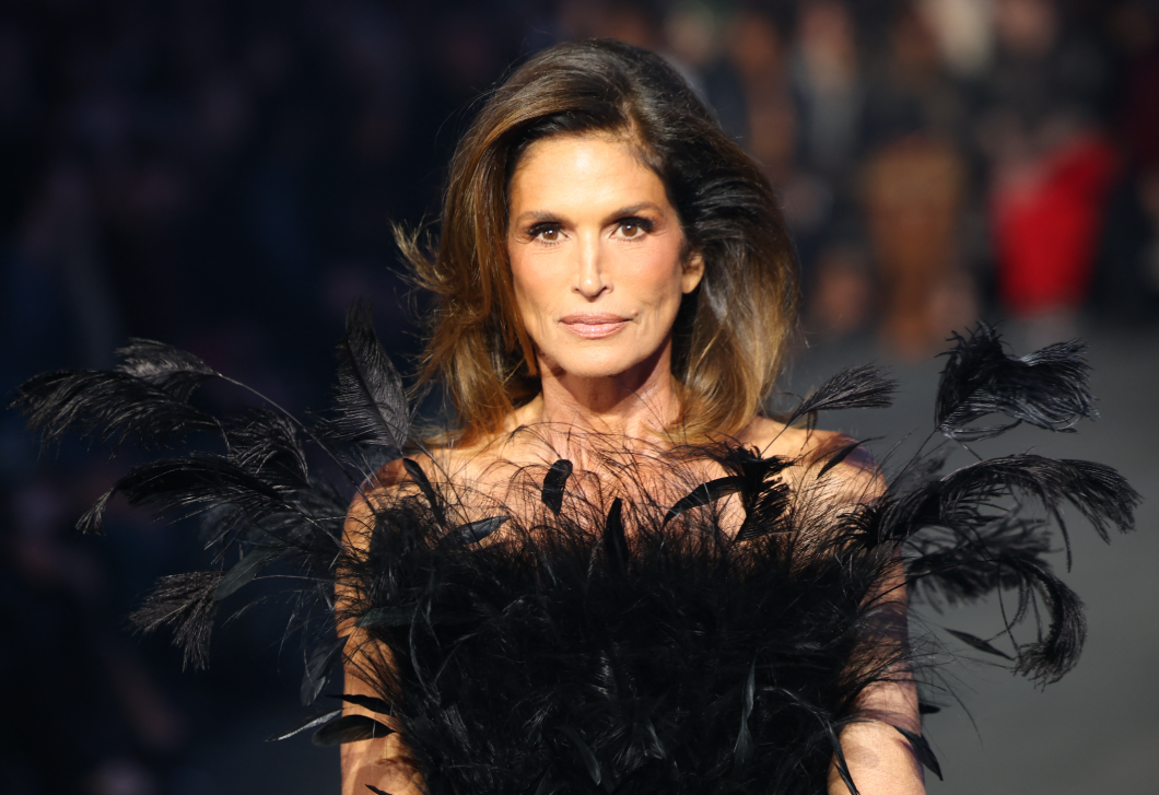 A 60 éves Cindy Crawford így tért vissza a kifutóra