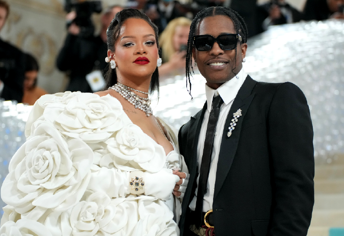  Rihanna mindenkit sokkolt a Met-gálán, fontos kérdést találgatnak most a rajongók