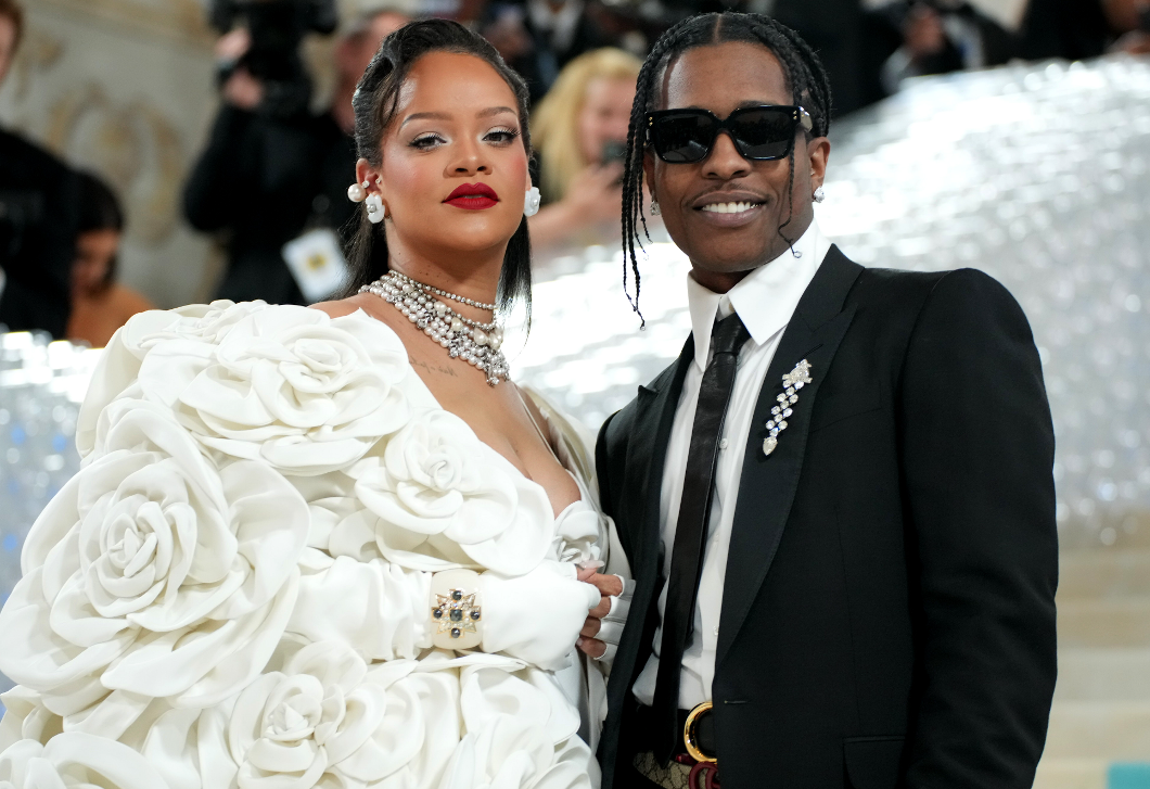  Rihanna mindenkit sokkolt a Met-gálán, fontos kérdést találgatnak most a rajongók