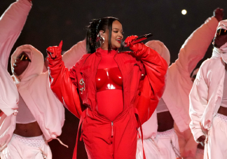Még a táncosok sem tudták, hogy Rihanna ismét gyermeket vár!
