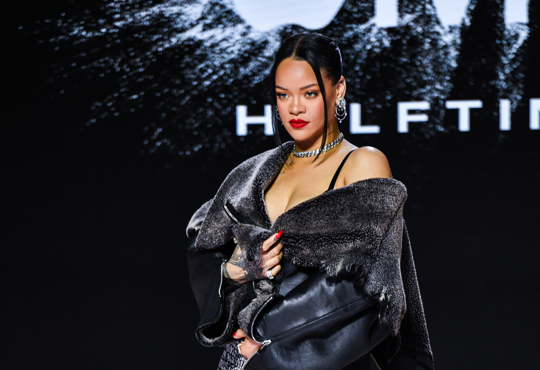 Hivatalos: Rihanna a második gyermekét várja