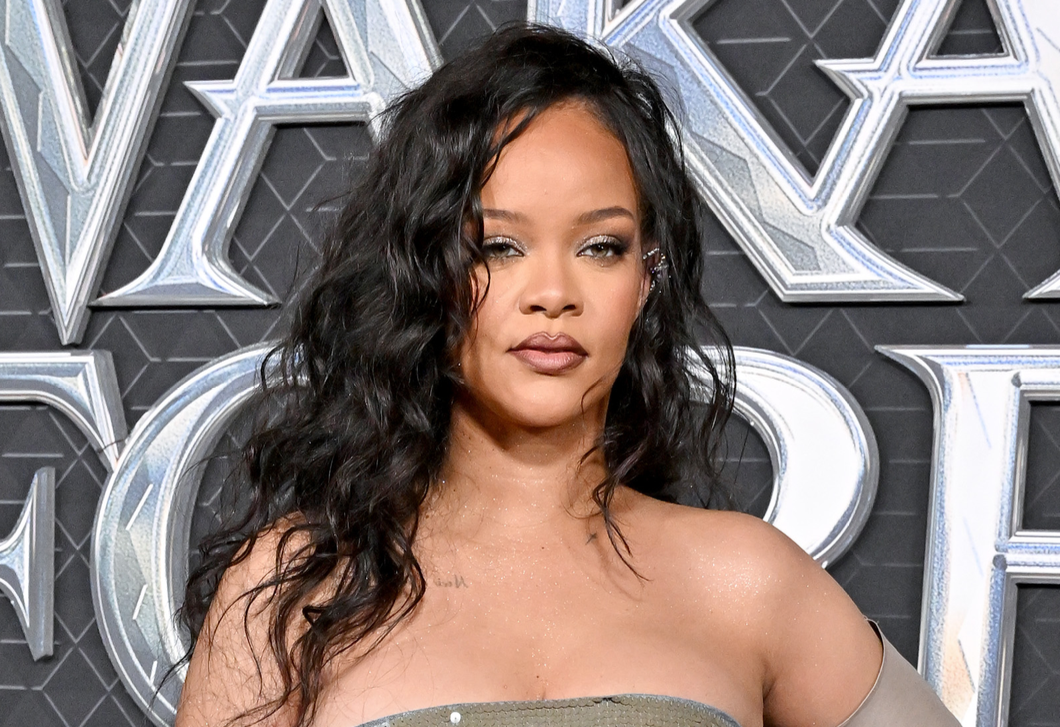 Rihanna öt hónappal a szülés után először mutatta meg magát a vörös szőnyegen