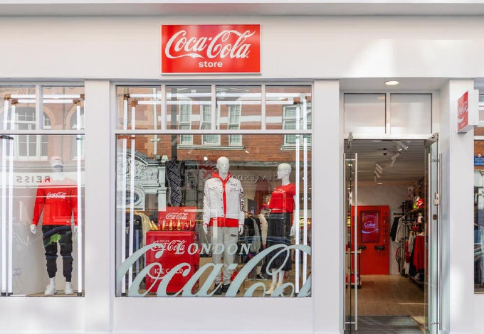 A Coca Cola high fashion üzletet nyitott Londonban