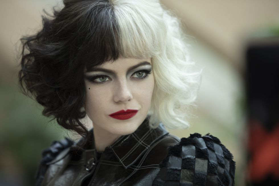 Punk szemöldök és paróka: így lett Emma Stone-ból Szörnyella 