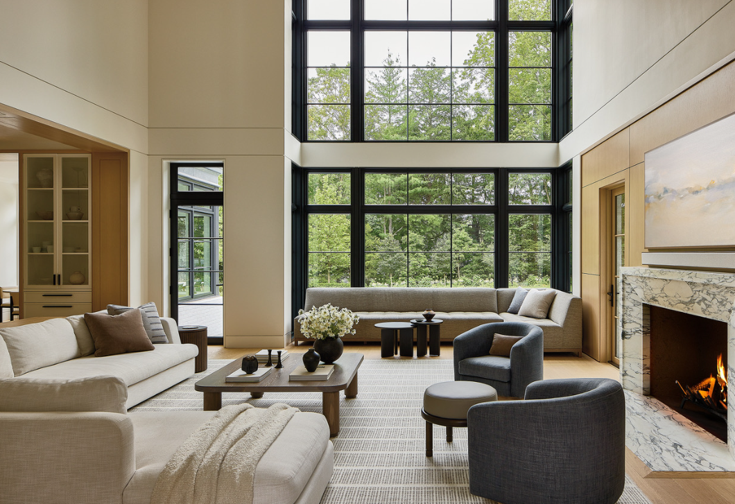 Véget ért a hűvös minimalizmus – egy modern családi ház, ahol fénnyel és melegséggel átitatva újra otthonra talált