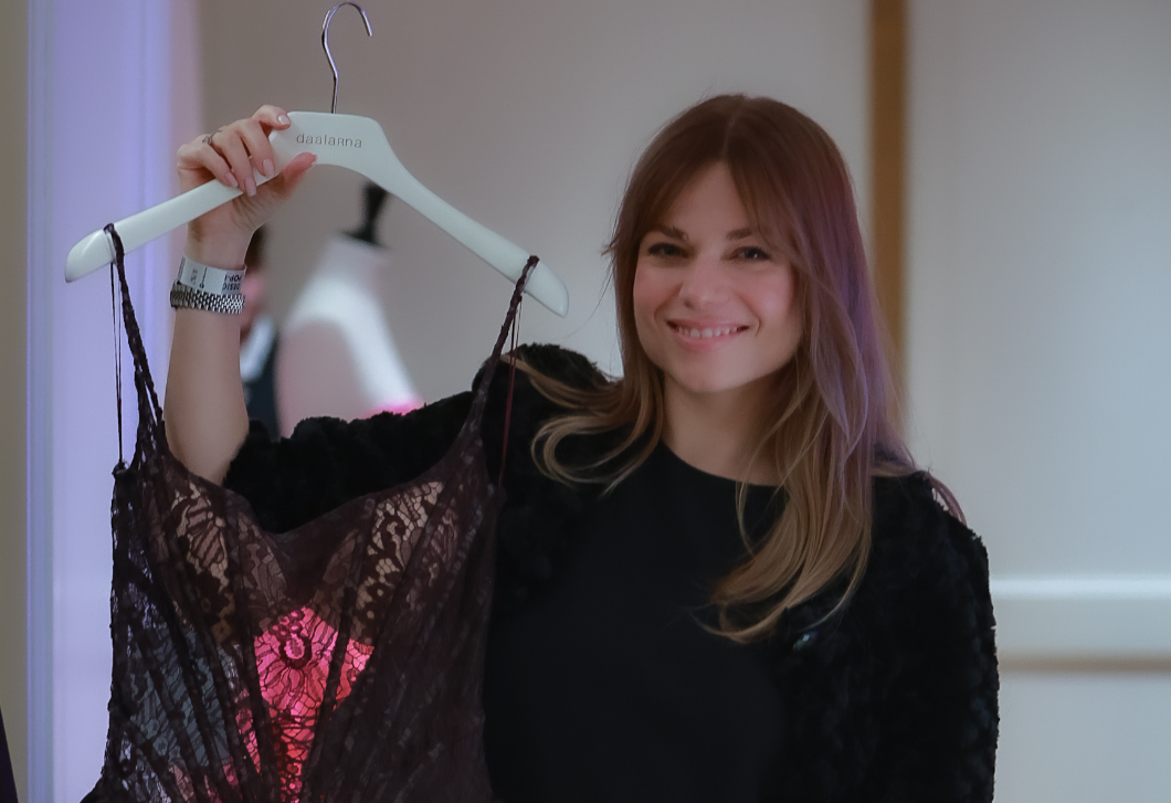 Cserpes Laura ebben a pompás all black szettben tündökölt az ELLE DESIGN POP-UP-on