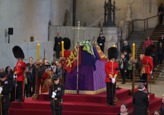 Botrány a megemlékezésen: egy gyászoló férfi fel akarta nyitni Erzsébet királynő koporsóját