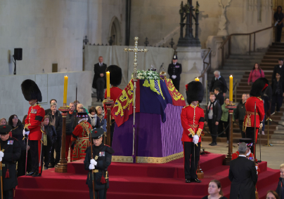 Botrány a megemlékezésen: egy gyászoló férfi fel akarta nyitni Erzsébet királynő koporsóját