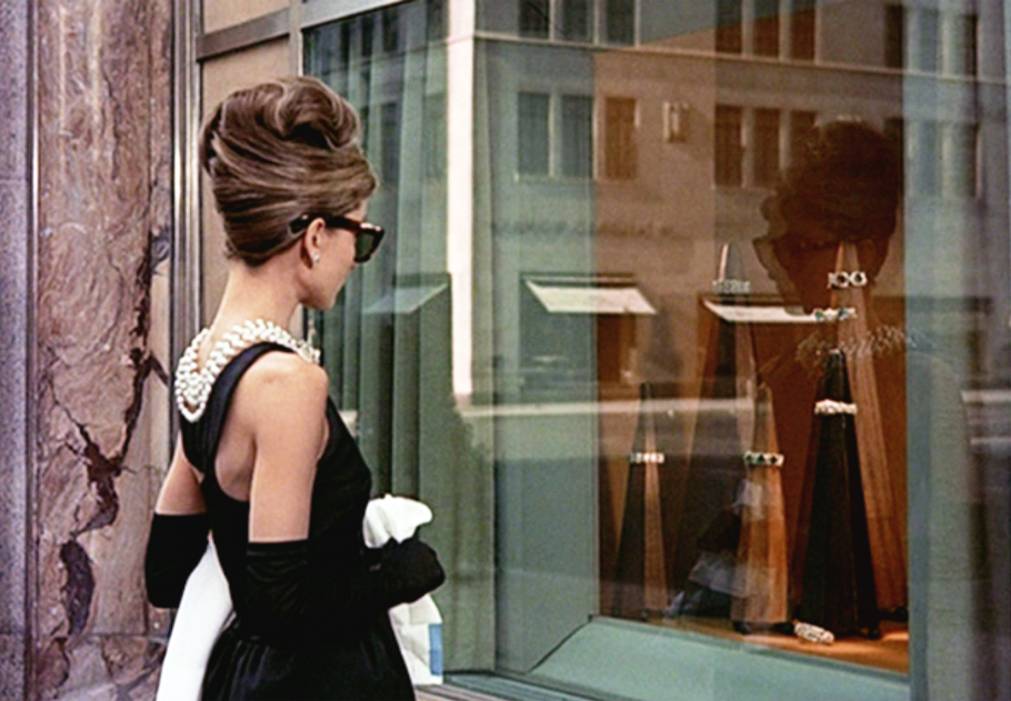 Te is felpróbálhatod Audrey Hepburn ikonikus Tiffany nyakláncát Londonban