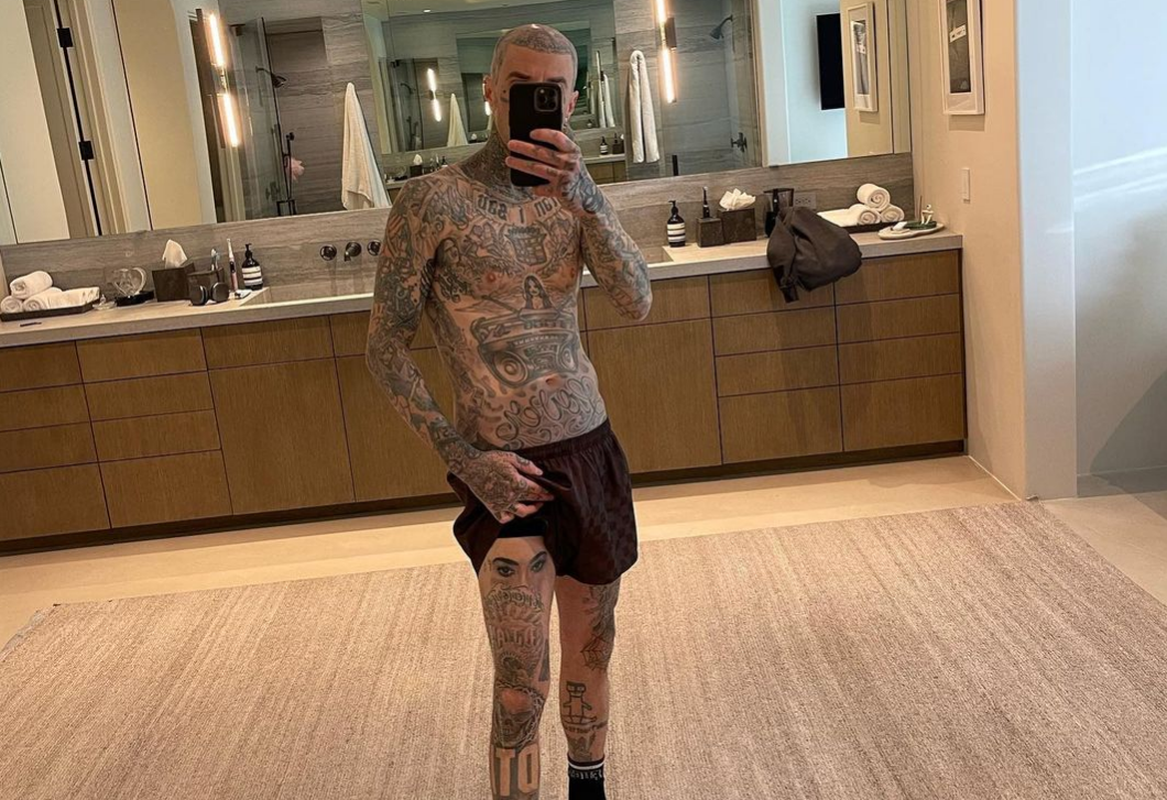Kourtney Kardashian fél arcát tetováltatta magára Travis Barker