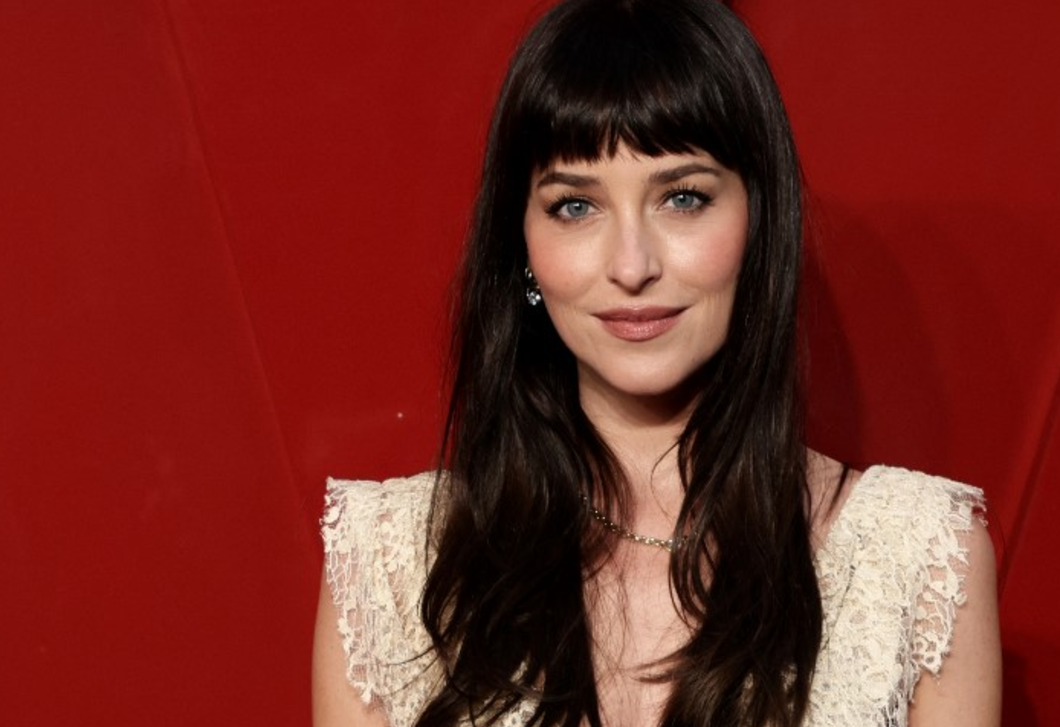 Csendes, mégis magabiztos, mint Dakota Johnson – ez a barna hódít most a lakberendezésben