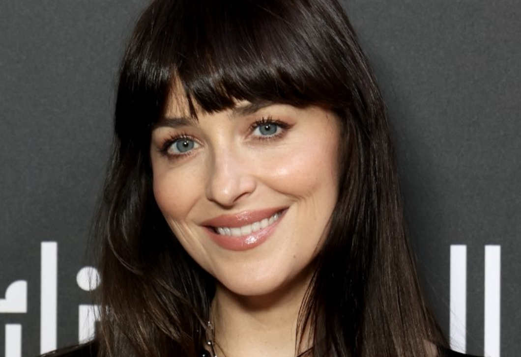 Fa lambéria, mustársárga ágy és perzsa szőnyeg – a tervezők most Dakota Johnson gyönyörű hálószobáját dicsérik