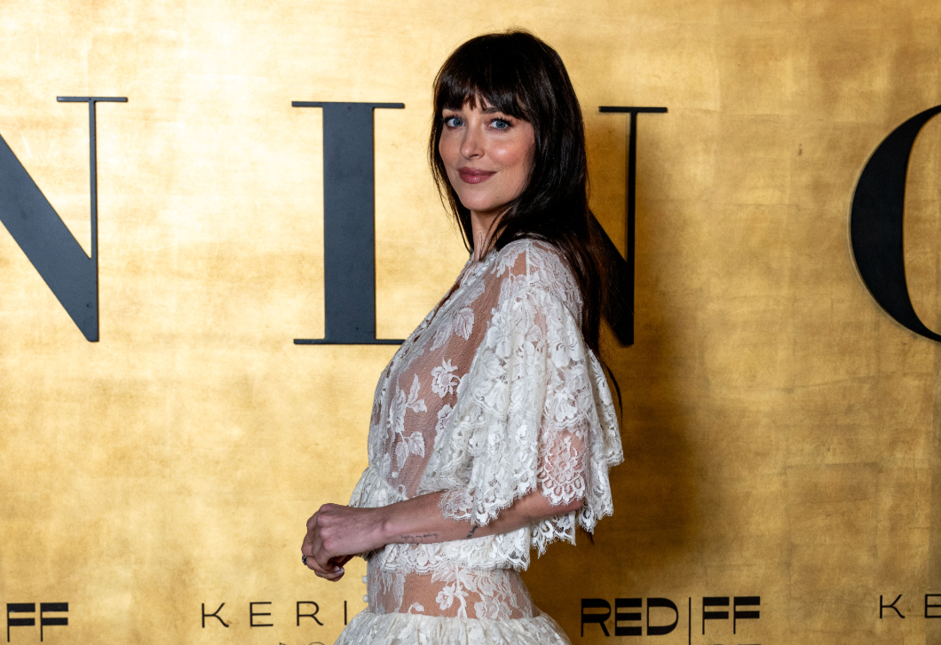 Dakota Johnson fehérneműs képei felrobbantották az internetet, merész fotózást vállalt be