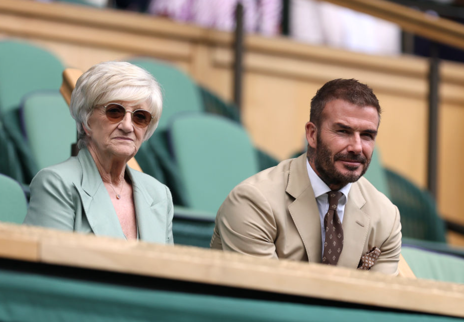 „Sírt, amikor megérkezett” – David Beckham meghatót posztolt a lovaggá ütése után, főkép