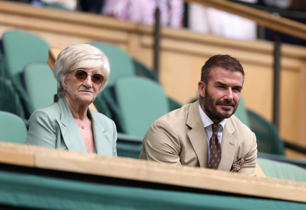 „Sírt, amikor megérkezett” – David Beckham meghatót posztolt a lovaggá ütése után