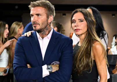 Itt a nap képe! Victoria és David Beckham 25 évvel az esküvőjük után ugyanazt a ruhát viselték