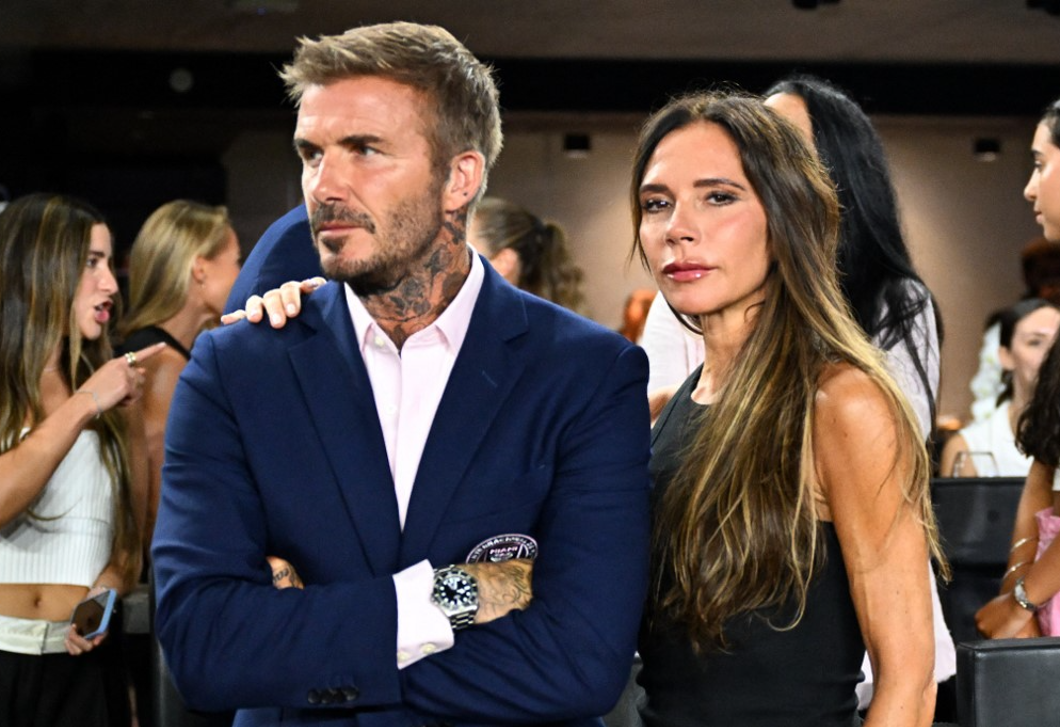 Itt a nap képe! Victoria és David Beckham 25 évvel az esküvőjük után ugyanazt a ruhát viselték
