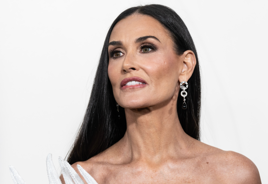 Demi Moore bordó estélyijét imádják most az emberek, tökéletesen illett hozzá