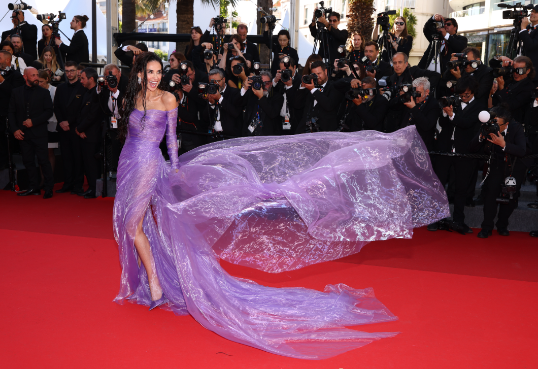 Demi Moore már megint ellopta a show-t Cannes-ban, nem akármilyen lila ruhában érkezett a vörös szőnyegre