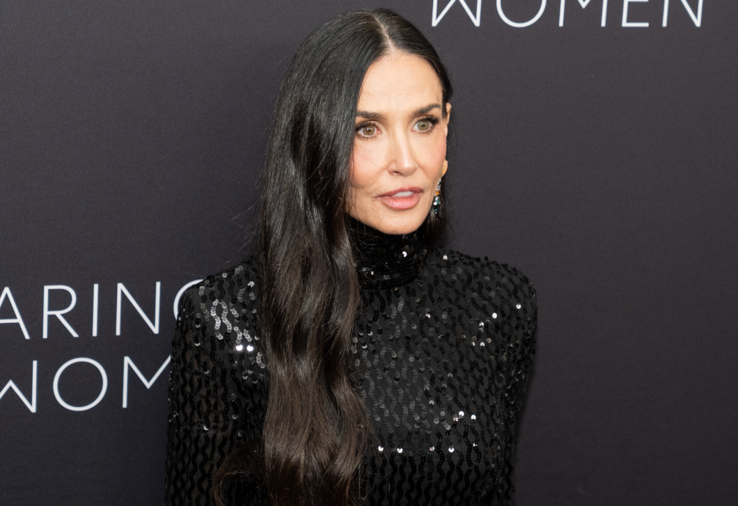 Demi Moore áttetsző virágmintás ruháját akarja most mindenki – egyszerűen mesés