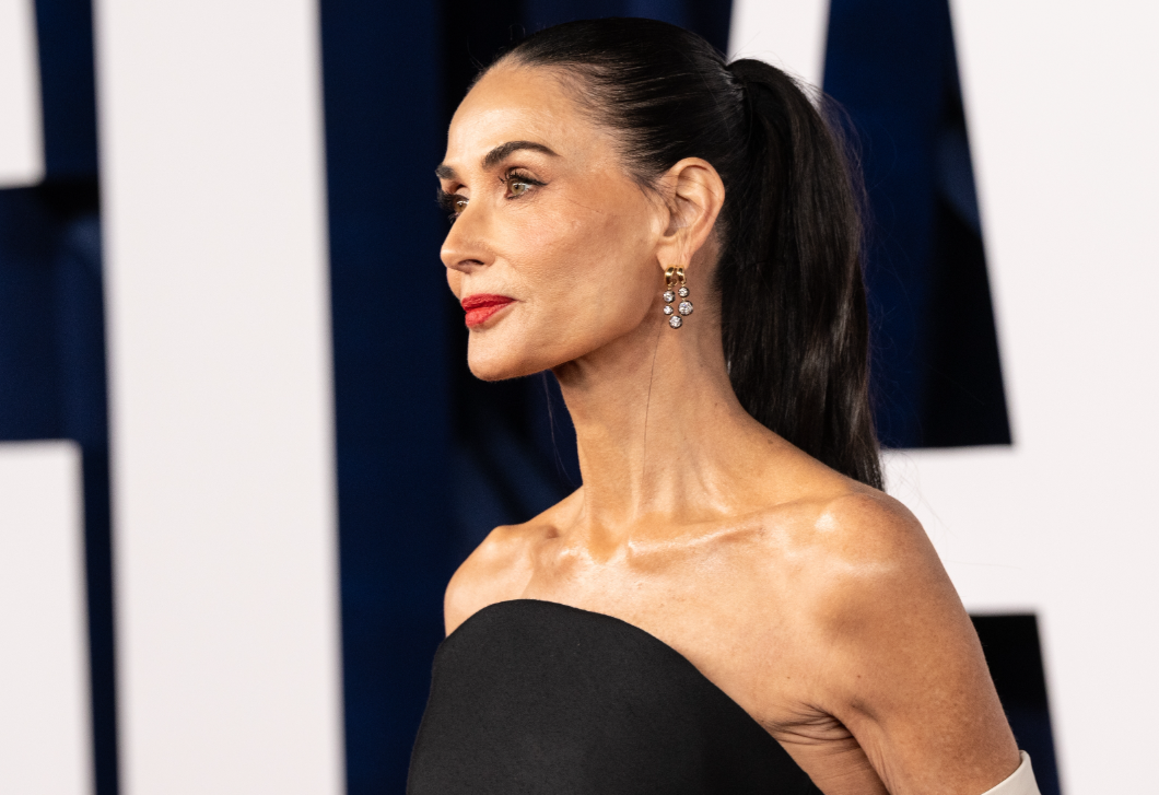 Demi Moore tovább ragyog Cannes-ban: most egy fekete tollas szettel hódított a vörös szőnyegen
