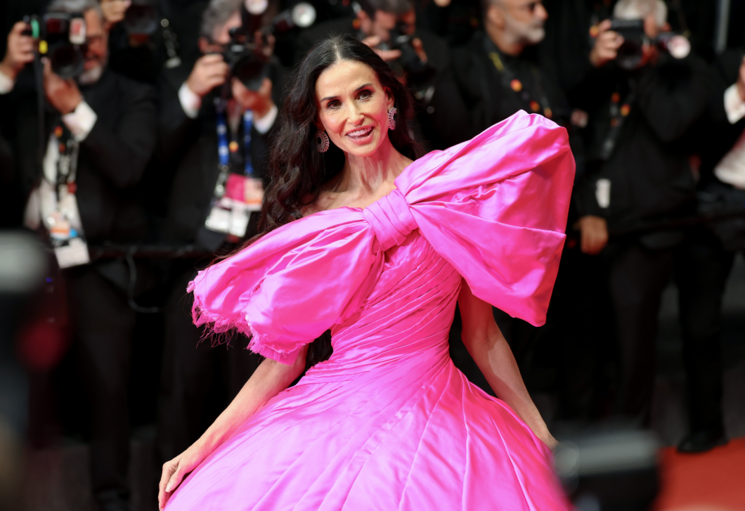 Demi Moore tudja fokozni: a lila dress után most egy extrém rózsaszín szettben kápráztatott el mindenkit Cannes-ban