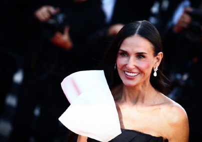 A 61 éves Demi Moore gyönyörű ruhájáról beszél most mindenki, így jelent meg Cannes-ban