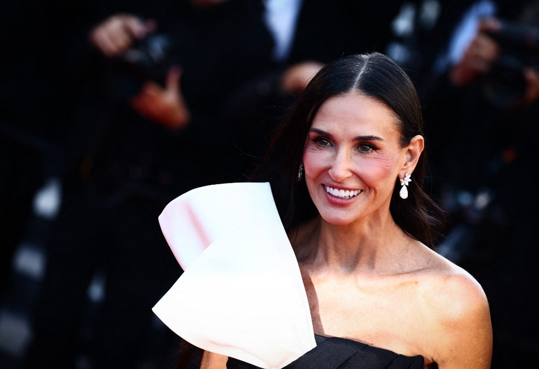 A 61 éves Demi Moore gyönyörű ruhájáról beszél most mindenki, így jelent meg Cannes-ban