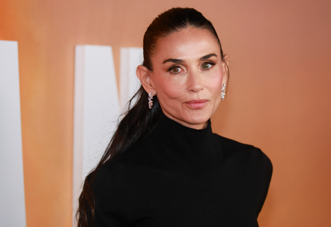 Demi Moore 63 évesen is ragyog, a leopárdmintás szoknyájáért rajong most a világ