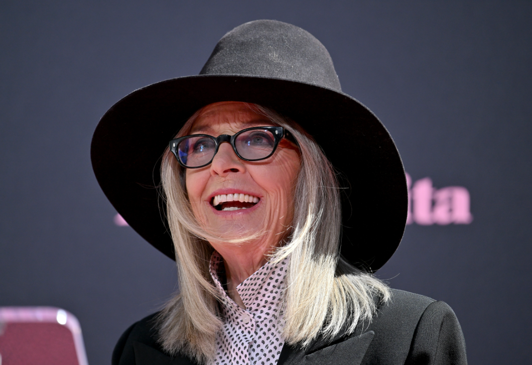 Diane Keaton ikonikus kalapjának története – nemcsak divatból hordta
