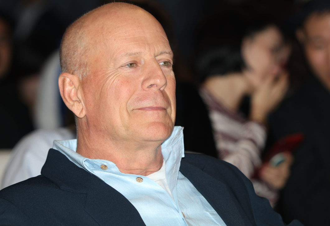 Az afáziában szenvedő Bruce Willis új videóját te sem bírod könnyek nélkül