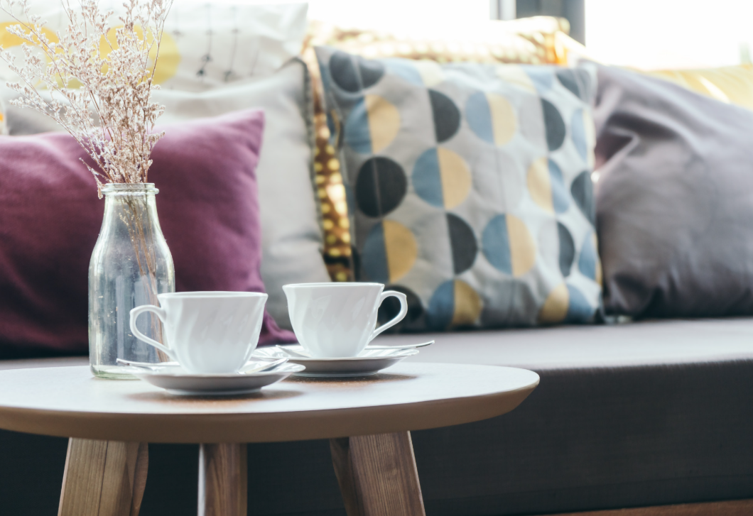 4 dolog, amit jobb levenni a dohányzóasztalról, ha vendégeket vársz (és akkor is, ha nem)