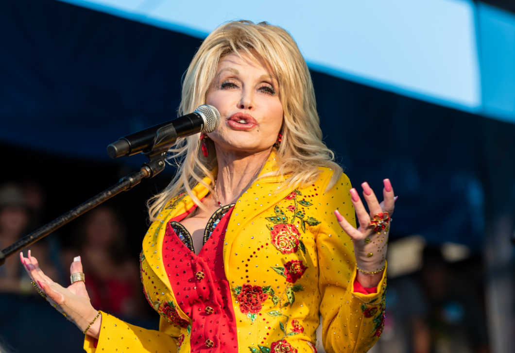 5 fontos szépséglecke, amit Dolly Partontól tanultunk