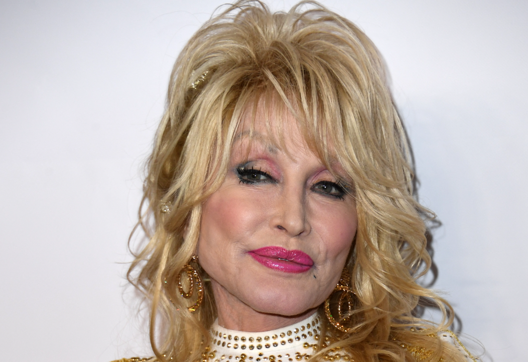 Dolly Parton ebben az elképesztő szettben ünnepelte a 80. születésnapját