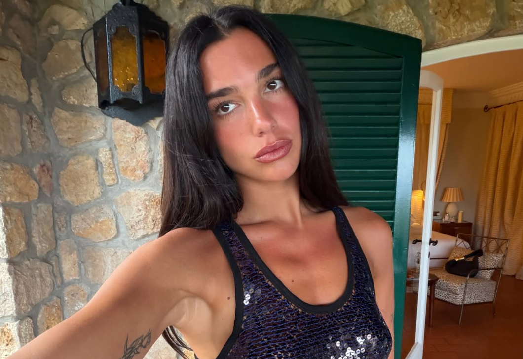 Dua Lipa nászutas fotókat mutatott, és a bikinijei vitték el a show-t