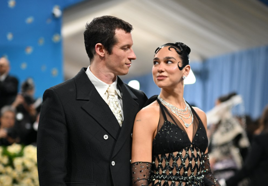 Dua Lipa vőlegénye elmesélte megismerkedésük filmbe illő történetét, főkép