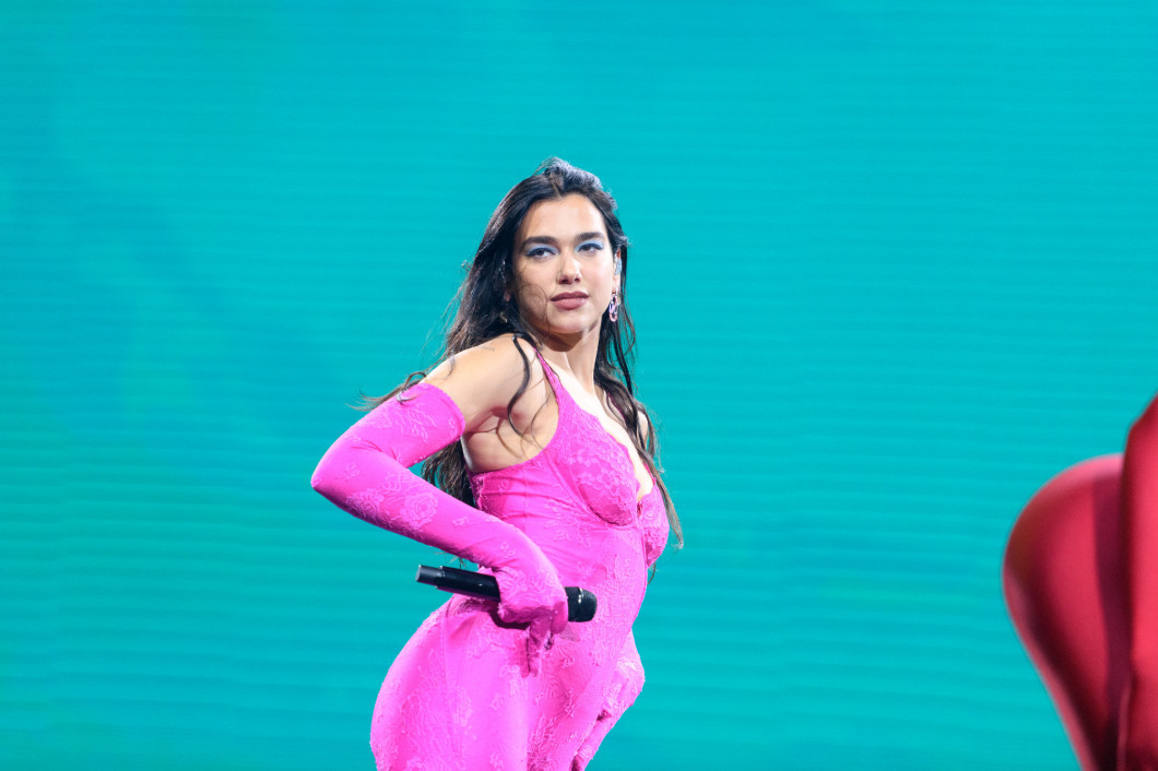 Dua Lipa hatalmasat esett a színpadon, elképesztő, ahogy reagált