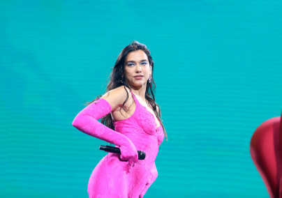 Dua Lipa hatalmasat esett a színpadon, elképesztő, ahogy reagált