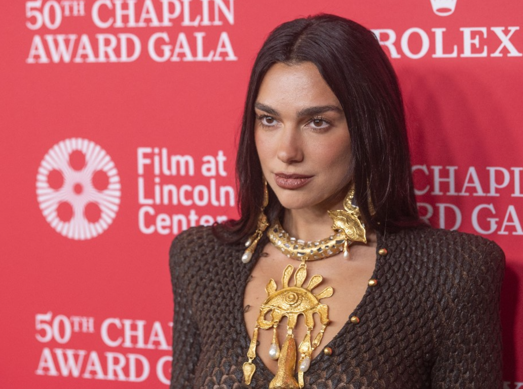 Dua Lipa pöttyös bikinije szexi és megfizethető