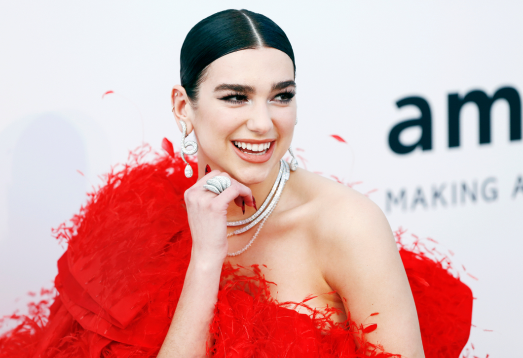 Kiderült Dua Lipa ragyogó bőrének a titka: ezekre a termékekre esküszik