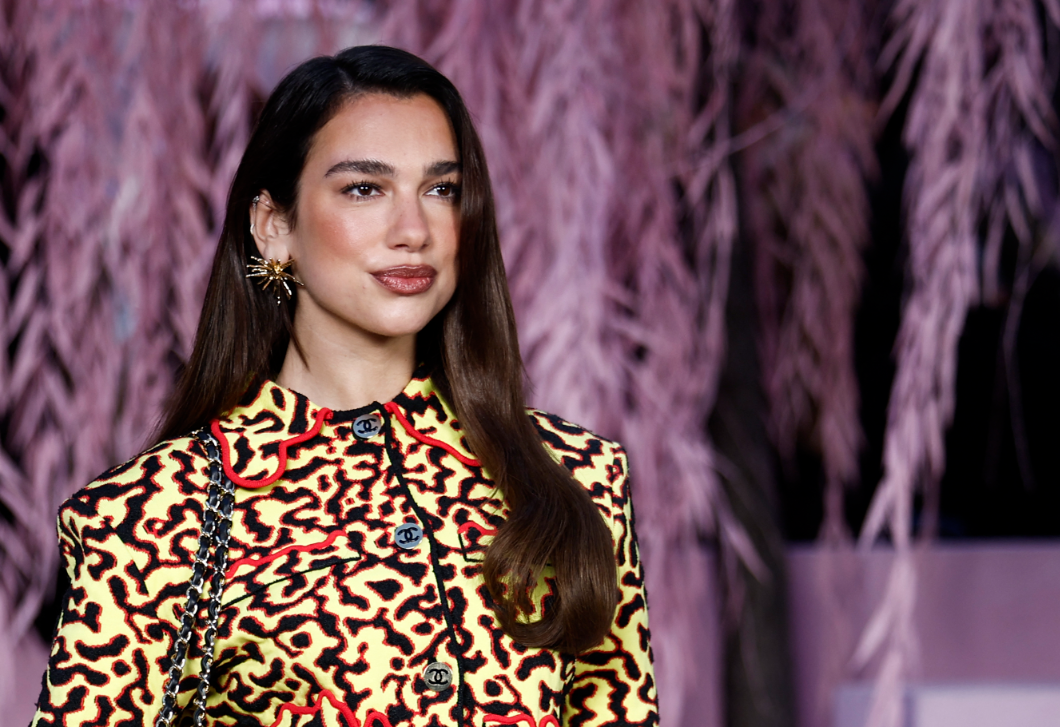 Dua Lipa szoknyáját imádják most az emberek, hatalmas sláger tavasszal