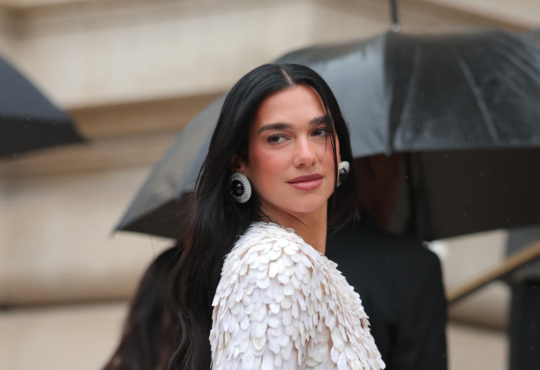 Dua Lipa esküvői szettje új irányt hozhat a menyasszonyi divatba, ezért beszél most róla mindenki
