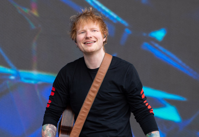 Ed Sheeran olyan ajándékkal készül a királynőnek, hogy már a gondolatától is könnyezünk