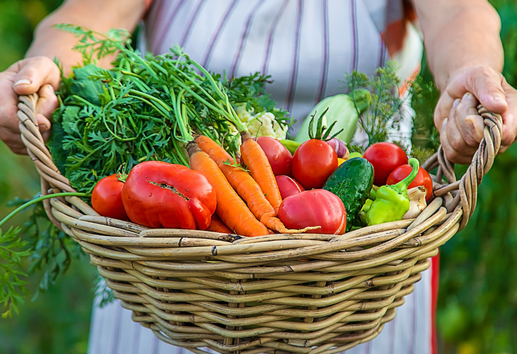 A zöldségeskertek Jolly Jokere a fűszereid között lapul: elősegíti a növekedést, leszámol a kártevőkkel