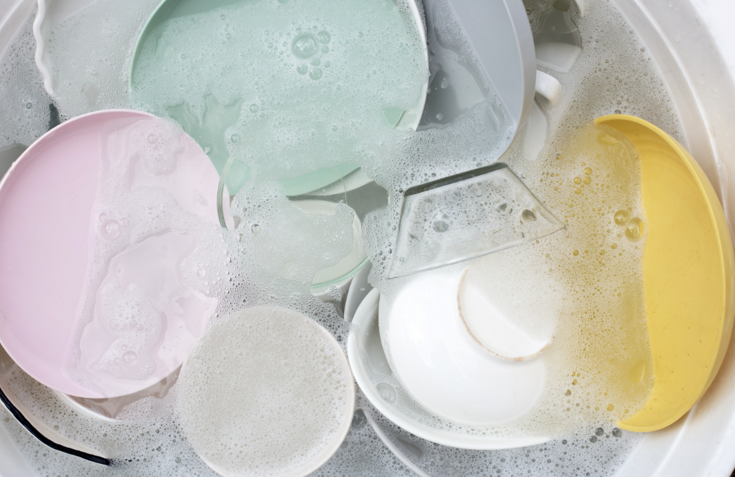 Ez a betegség támadhat meg, ha éjszakára beáztatod az edényeket – a szakértők szerint komoly veszély!