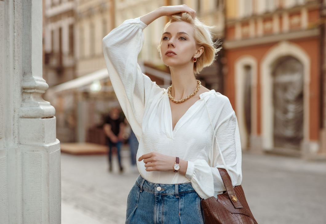 Itt az elavult blúztrend, ami most visszatért, és mindenki ezt viseli farmernadrággal