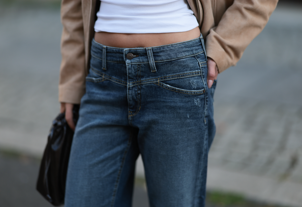 Ez az elfeledett farmertrend visszatér 2026 tavaszán, így viselheted stílusosan