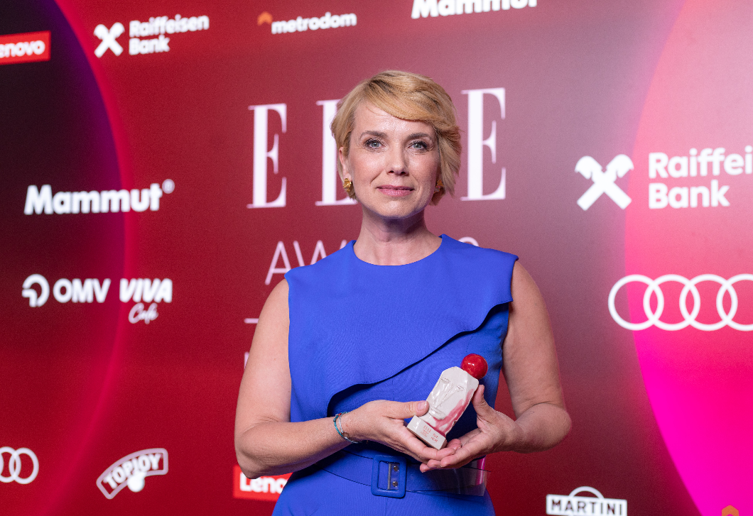 D. Tóth Kriszta kék ruhában jelent meg a 2026-os ELLE Awards díjátadón